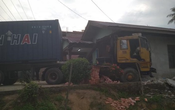 Meluncur Sendiri, Truk Kontainer Seruduk Rumah Ketua UED SP Bukit Nenas