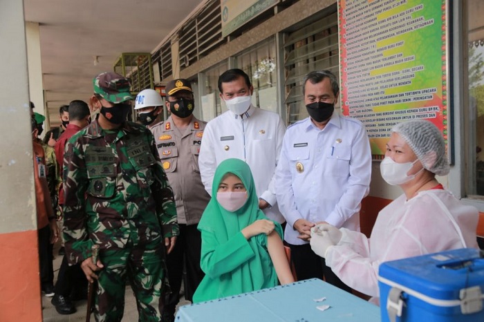 Tinjau Vaksinasi Covid-19 Untuk Pelajar, Ini Pesan Gubernur Riau