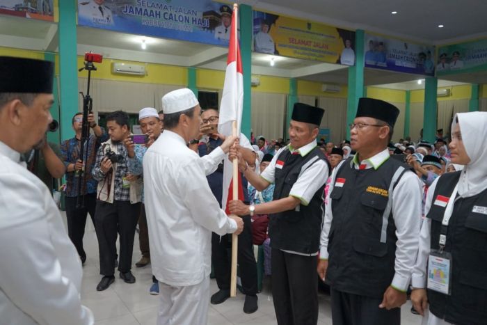 Dilepas Gubri Dini Hari, Dua CJH Kelompok Pertama Malah Gagal Berangkat