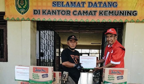 PMI Inhil Serahkan Bantuan kepada Korban Banjir di Kemuning dan Keritang