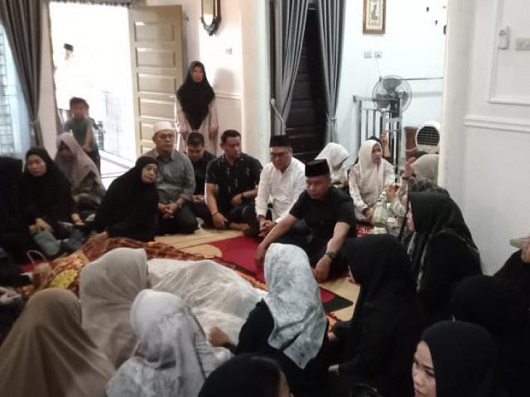 Bupati Kampar Melayat ke Kediaman Alm Ahmad Zaki Plt Kasatpol PP Kampar