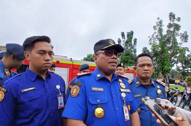 Respon Cepat, Damkar Pekanbaru Terjunkan Lima Mobil Pemadam ke Dinas  Pangan Riau