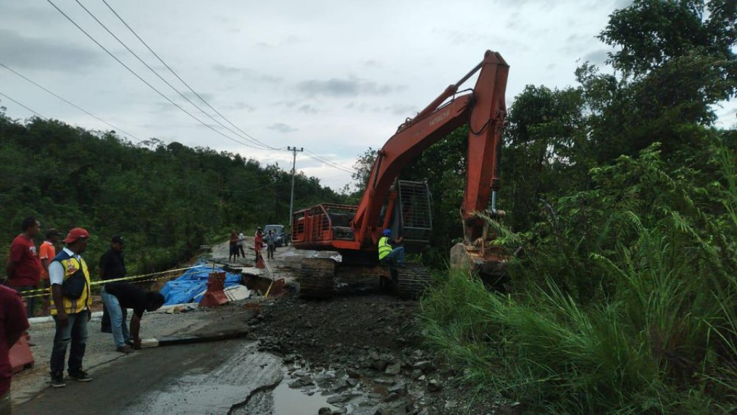 Longsor di XIII Koto Kampar, Jalan Lintas Riau-Sumbar Buka Tutup
