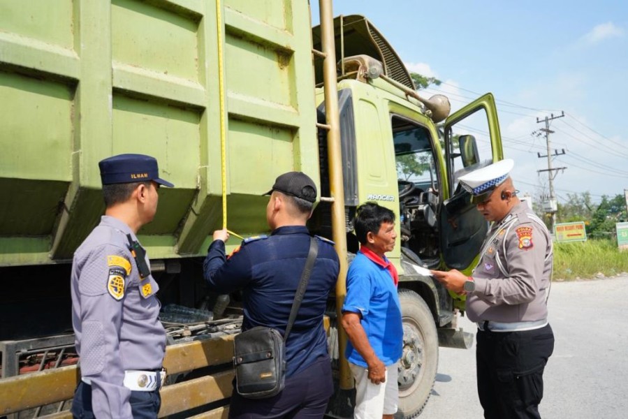 Razia Besar-besaran di Pekanbaru: 5 Truk ODOL Ditilang Petugas