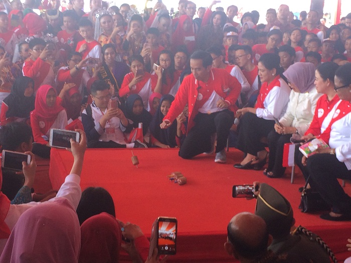 Jokowi Mainkan Gasing di Depan Anak-anak Peserta HAN di Riau