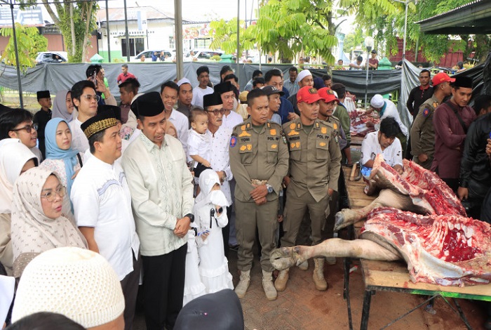 Bupati Kampar  Saksikan penyembelihan Hewan Qurban di Islamic Center