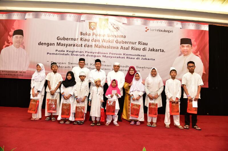 Gubri dan Wagubri Buka Puasa Bersama Masyarakat dan Mahasiswa Asal Riau di Jakarta