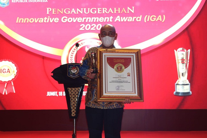 Terima Piagam Innovative Government Award (IGA) 2020, Bupati HM Harris: Ini Saya Persembahkan untuk Masyarakat Pelalawan