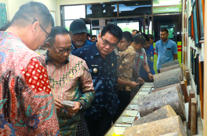Pjs. Bupati Siak Dampingi Pj. Gubernur Riau Tinjau pabrik Indah Kiat