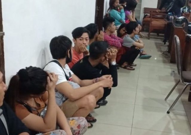 Astaga! Tak Peduli Bulan Puasa, Belasan Muda-mudi Ini Diamankan Polisi karena Terlibat Prostitusi Online via MiChat
