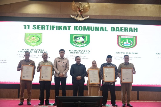 Bupati Kasmarni Terima dua Sertifikat KIK dari Kementerian Hukum RI
