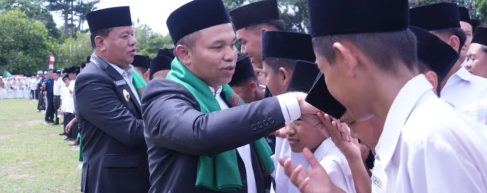 Peringatan Hari Santri di Kuansing, Gubernur Abdul Wahid Luncurkan Komitmen Riau Cerdas 2026
