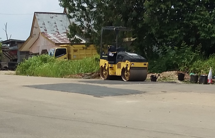 Dinas PUPR Rohul Tambal Aspal di Komplek Bina Praja Rokan Hulu