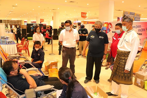 DJP Riau Gandeng PMI, Relawan Covid dan LPM Pekanbaru Lakukan Donor Darah di Transmart
