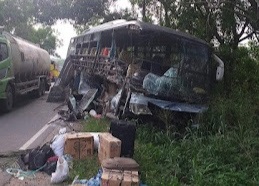 Bus RAPI  Tabrakan dengan Colt Diesel di Duri,  1 Meninggal, Belasan  Orang Penumpang Luka-luka