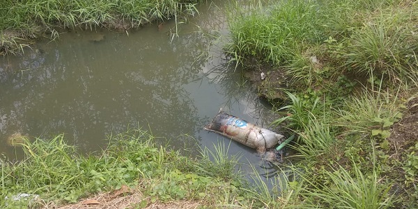 GEGER! Warga Soekarno Hatta  Temukan Karung Bau Bangkai  Berisi Tulang Belulang dan Jeroan di Saluran Drainase