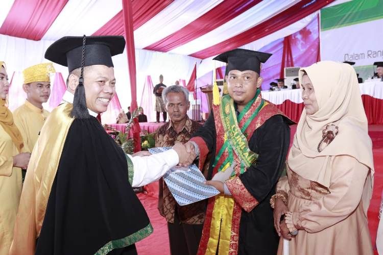 245 Mahasiswa UMRI Diwisuda, Muhammad Iqbal Raih Pemuncak Universitas