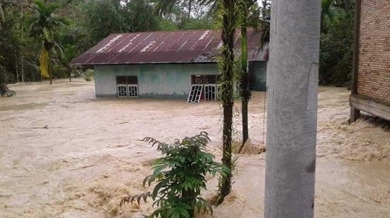 Banjir Bandang, Belasan  Rumah Warga  di Kuansing Rubuh, Ratusan Hanyut Terendam