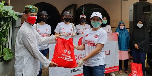 Tak Mau Kalah dengan Jokowi, Cewek-cewek Cantik Ini Juga Ikutan Bagi-bagi Sembako, Mantap....