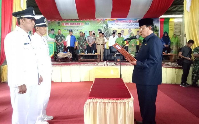 Bupati Wardan Lantik Kades Perigi Raja dan Kades Tanjung Melayu