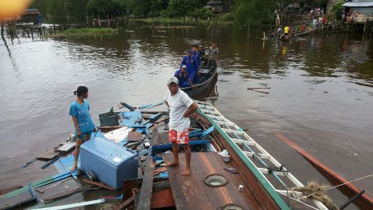 Tarik Bubur Kertas Indah Kiat, Dua Kapal Tunda Tabrakan, Awak Kapal Lompat ke Laut
