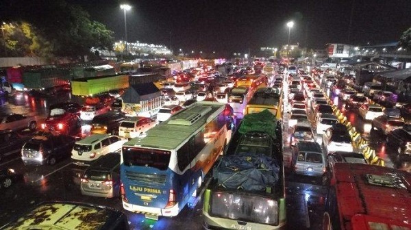 Lebih  Setengah Juta Orang Tinggalkan Pulau Jawa Menuju Sumatera Melalui Pelabuhan Merak