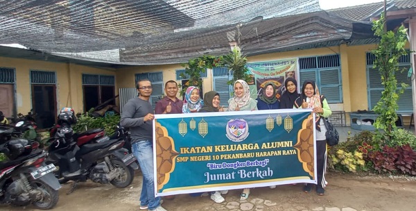 IKA SMP 10 Harapan Raya Lanjutkan Program Jum'at Berkah