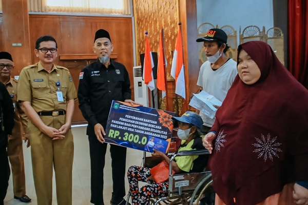 300  Penyandang Disabilitas dan Lansia Terima Bantuan, Walikota: Jika Adanya Pemotongaan Laporkan pada Kami!