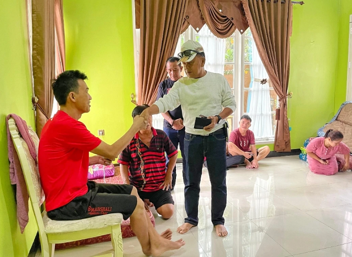 Asmar Jenguk Warga Meranti yang Sakit di Rumah Singgah Pekanbaru