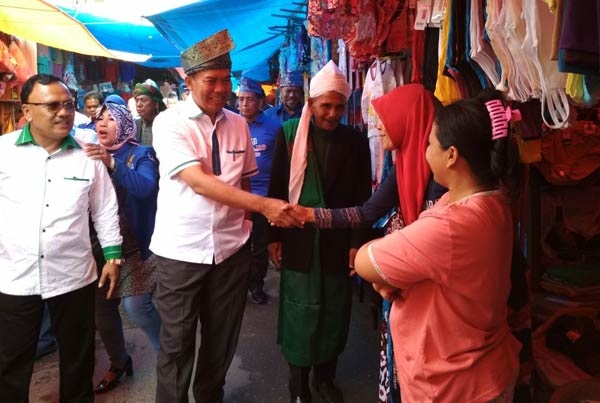 Dengarkan Curhat Pedagang Pasar di Rohul, Cagubri Firdaus Janji Benahi Perekonomian Riau