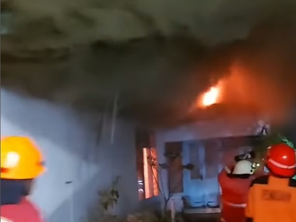 Kebakaran Hanguskan Rumah Warga di Pangeran Hidayat Dinihari Tadi