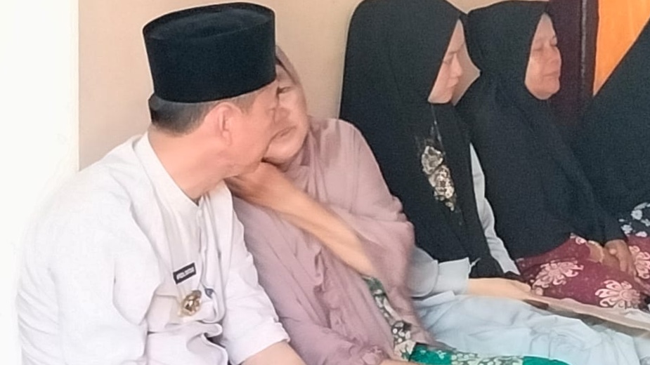 Bupati Rohil Bersama Istri Melayat Di Rumah Duka Di Sedinginan