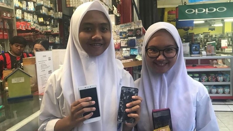 Hapenya Terlindas Mobil Presiden, Siswi SMA Ini Dapat Hape Baru dari Jokowi