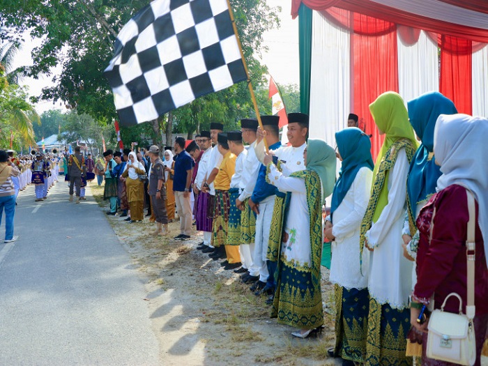 Ribuan Orang Ikuti Pawai Taaruf MTQ Kampar Ke-54 di Kampar Utara