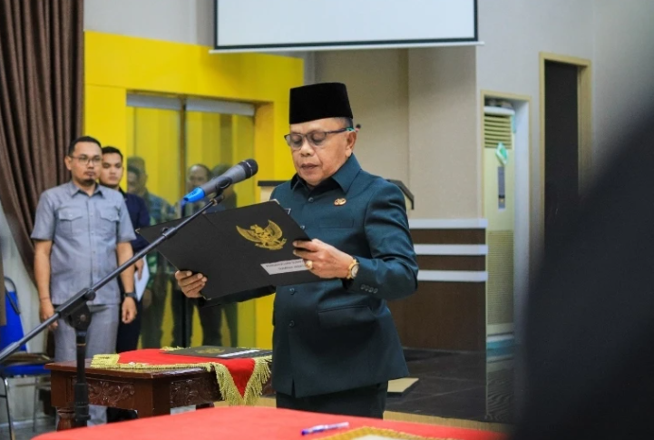 Asmar Lantik 3 Pejabat Eselon II, Kadis Dikbud Bergeser
