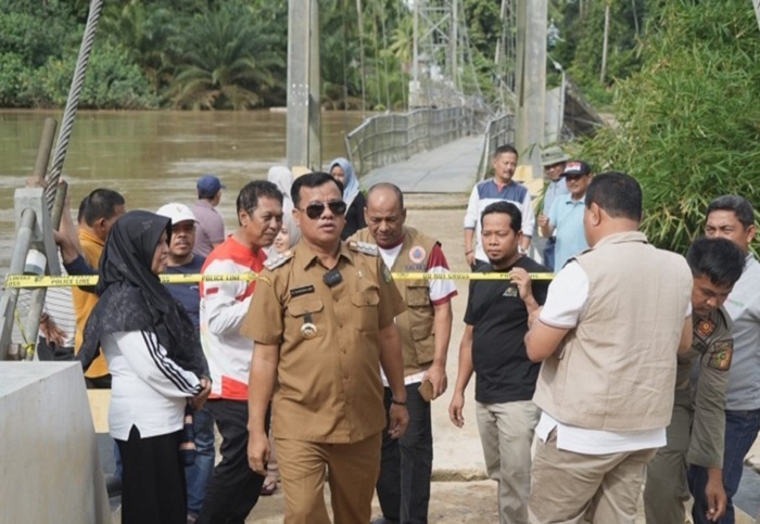 Bupati Kuansing Tinjau Kondisi Kerusakan Jembatan di Bukit Kauman