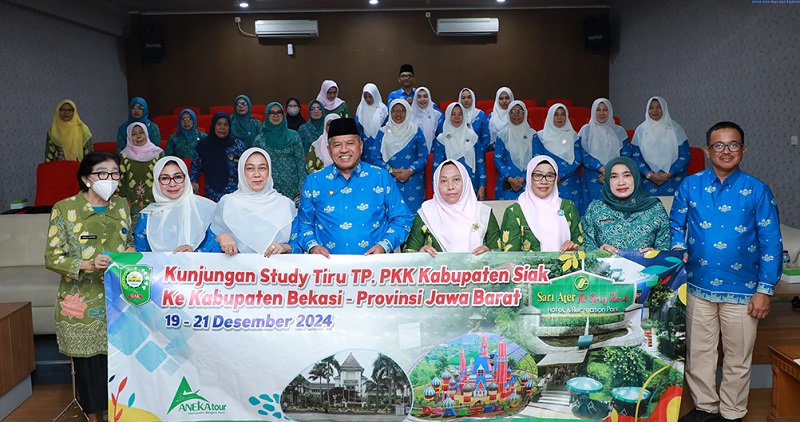 Bupati Dampingi TP PKK Siak Kunjungi Perpustakaan Multi kultural di Cibitung