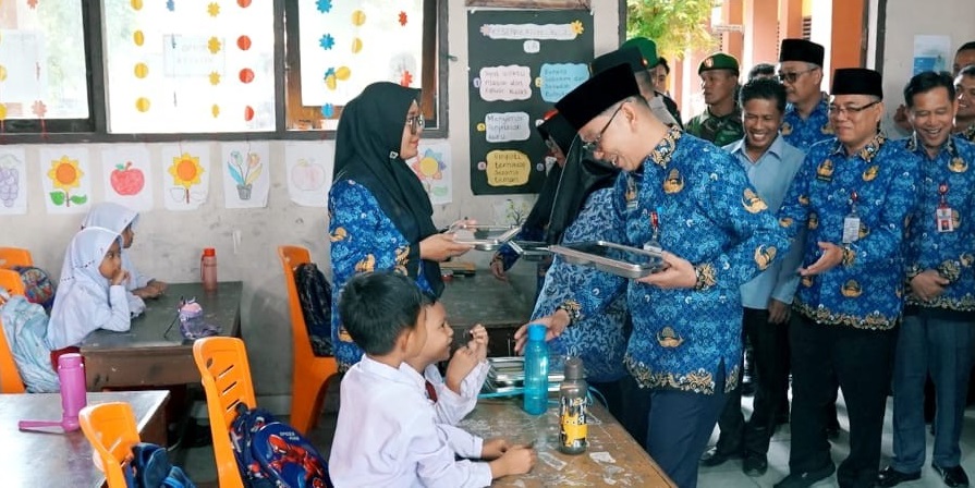 Pj. Sekda Kuansing Tinjau Program MBG di SDN 001 Telukkuantan