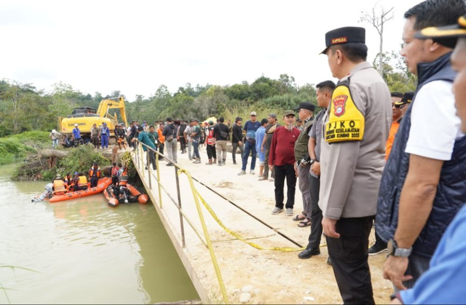 Kapolda Riau Pimpin Evakuasi Truk Terjun ke Sungai