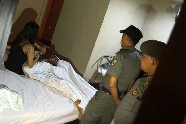 Duda Nekat Pacari Istri Orang, Ditangkap Lagi 'Begituan', “Hanya Burung dan Kumis Saya Dibelai Pak”
