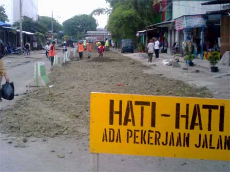 Tetap Waspada... Ruas Jalan Pelalawan-Inhu Ini Masih Diperbaiki
