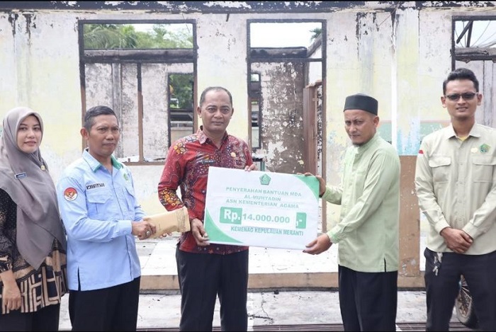 ASN Kemenag Meranti Serahkan Bantuan untuk MDA Al-Muhtadin yang Tertimpa Musibah Kebakaran