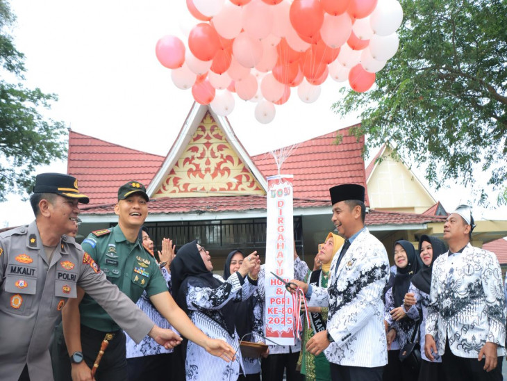 Bupati Ahmad Yuzar Gaungkan Pesan Besar di upacara peringatan Hari Guru Nasional dan HUT PGRI ke-80