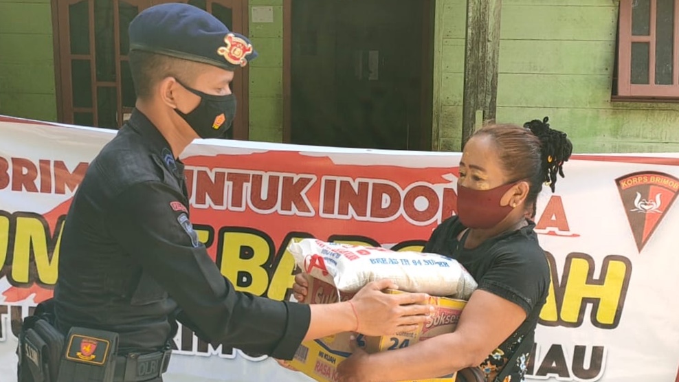 Batalyon B Pelopor Sat Brimob Polda Riau Berikan Bantuan kepada Warga Kurang Mampu di Rohil