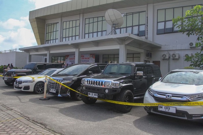 Ungkap Bandar Judi Online di Pekanbaru, Polisi Amankan Aset  Rp57,7 Miliar, Mobil Rubicon  hingga  Hummer