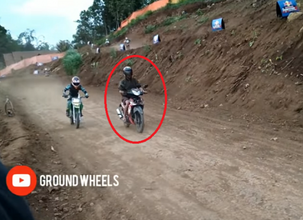 Tak Tahu Ada Latihan, Pengendara Honda Supra Ini dengan Santai Masuk Lintasan Grasstrack, Ini Videonya