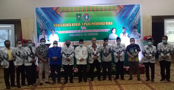 Buka Konferensi Kerja I PGRI Riau, Masrul Kasmy Bicara Peran Guru, Sentuhan Teknologi dan CSR Dunia Usaha...