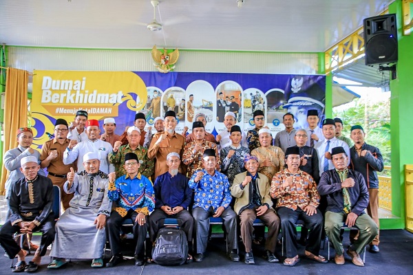 Apresiasi 1.300 Guru Ngaji  Laksanakan Dumai Beradab, Wali Kota  Dumai Berikan Sagu Hati