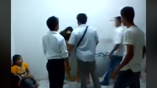 VIDEO: Empat Pria Biadab Aniaya Enam Wanita, Kasarnya Minta Ampun, Bikin yang Lihat  Emosi, Kok Tega...
