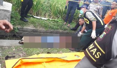 MEMANG SADIS...Mayat Pria Korban Pembunuhan Dibuang ke Got, Pisau Masih Tertancap di Leher